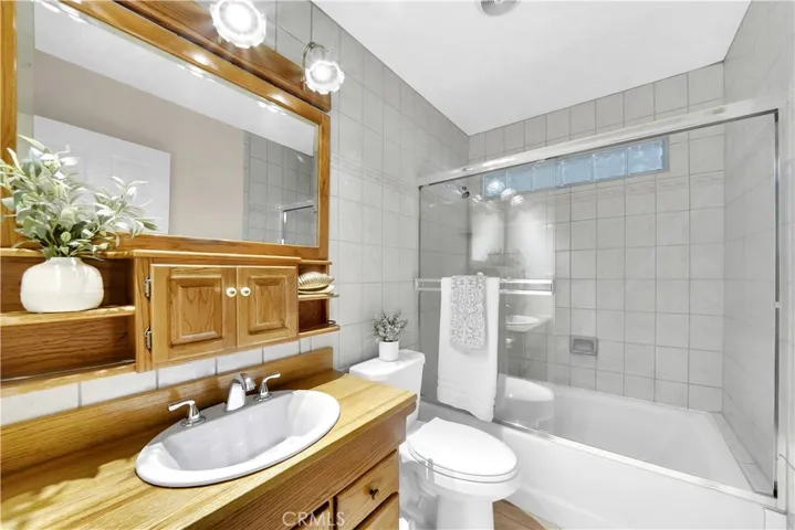 Downstairs full guest bathroom