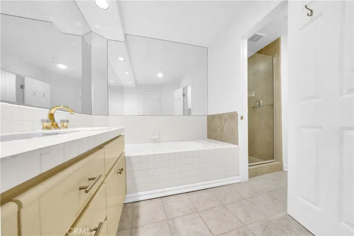 2243 Martin 110, Irvine, California 92612