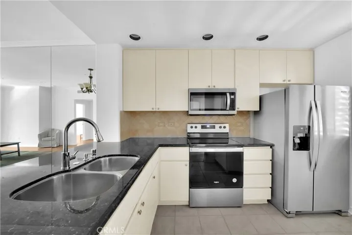 2243 Martin 110, Irvine, California 92612