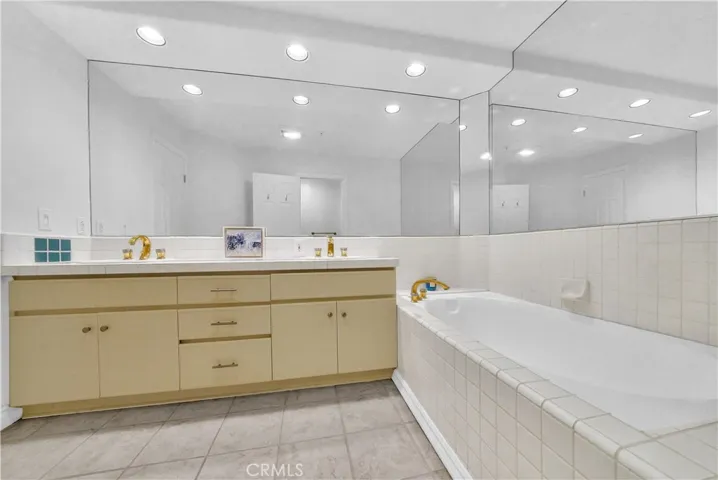 2243 Martin 110, Irvine, California 92612