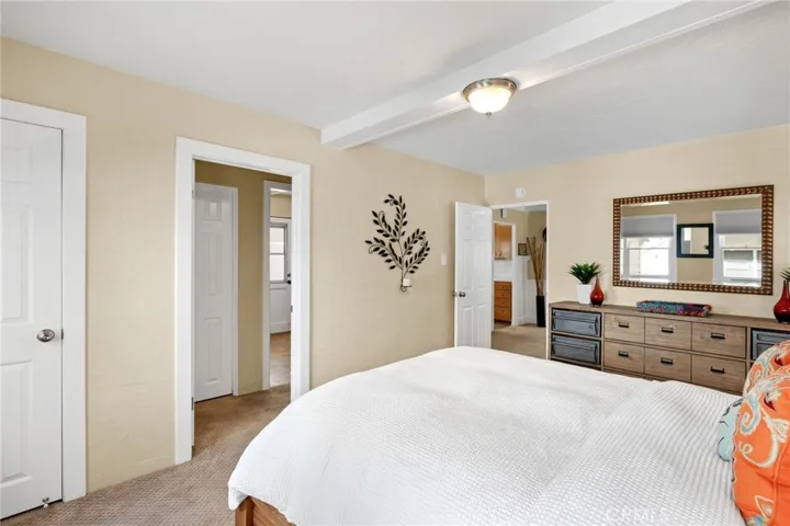 63 9th St: 2bd/1ba cottage