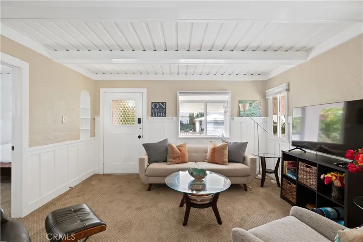 63 9th St: 2bd/1ba cottage