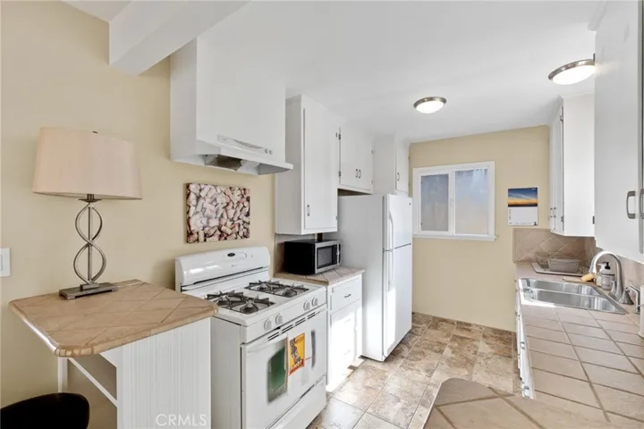 58 10th Ct #A (upper level): 1bd/1ba