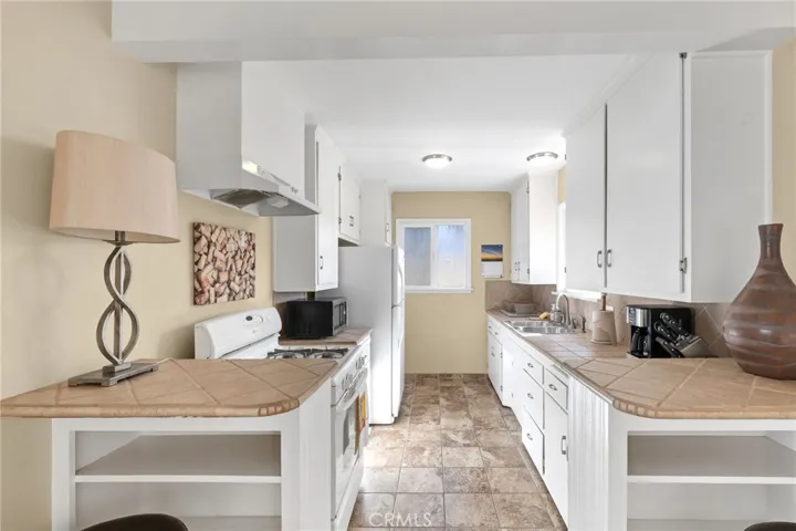 58 10th Ct #A (upper level): 1bd/1ba