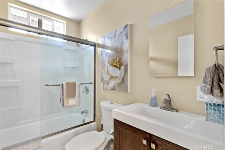 58 10th Ct #A (upper level): 1bd/1ba