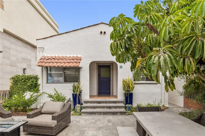 Patio & charming front beach cottage