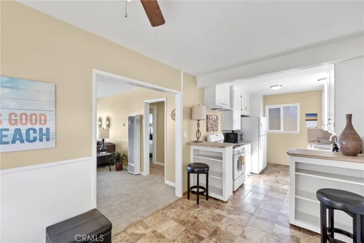 58 10th Ct #A (upper level): 1bd/1ba