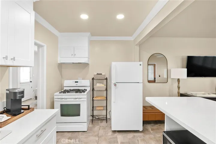 58 10th Ct #B (ground level): 1bd/1ba