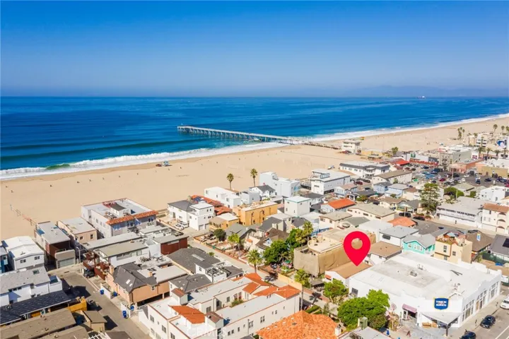 Fantastic South Hermosa walk street triplex