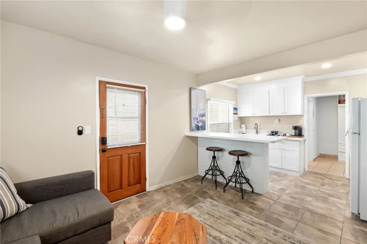 58 10th Ct #B (ground level): 1bd/1ba
