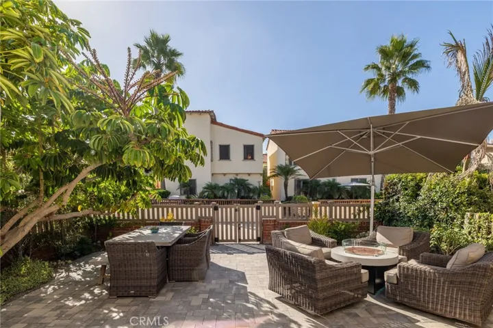 63 9th St: front walk street patio