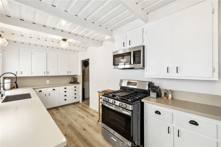 Newly-renovated kitchen in front cottage