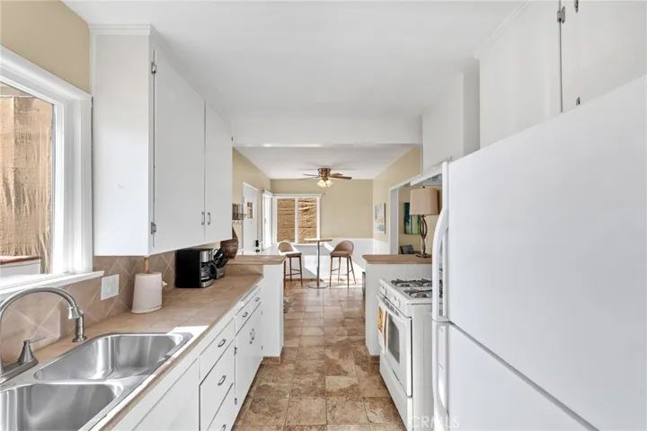 58 10th Ct #A (upper level): 1bd/1ba