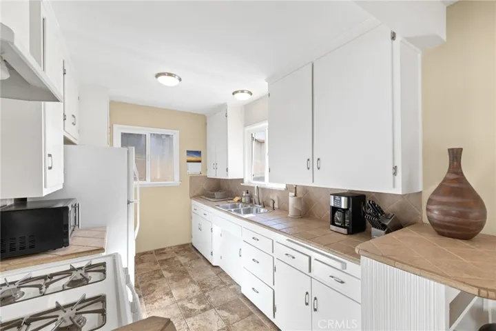 58 10th Ct #A (upper level): 1bd/1ba