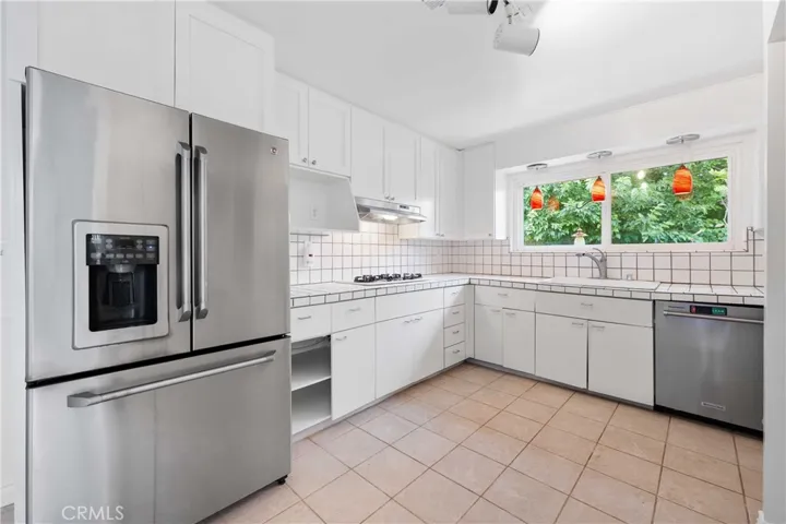 Refrigerator is included (ice maker waterline is disconnected)