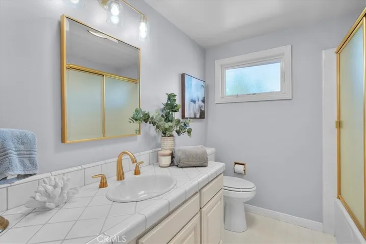 upstairs hall bath