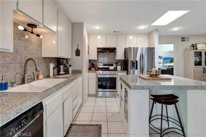 Roomy Island Kitchen