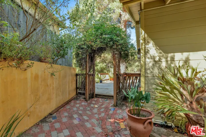 21652 Encina Road, Topanga, California 90290