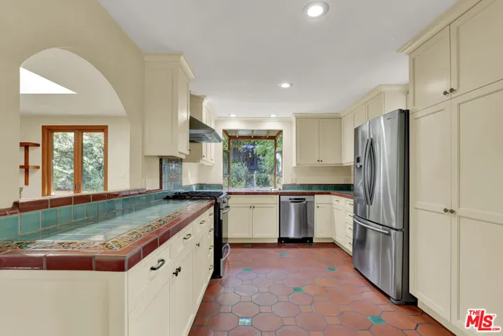 21652 Encina Road, Topanga, California 90290