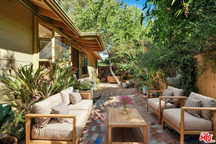 21652 Encina Road, Topanga, California 90290