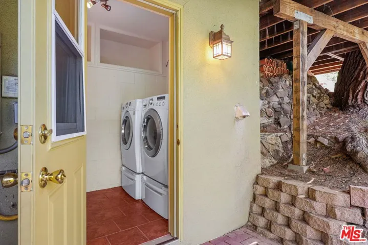 21652 Encina Road, Topanga, California 90290