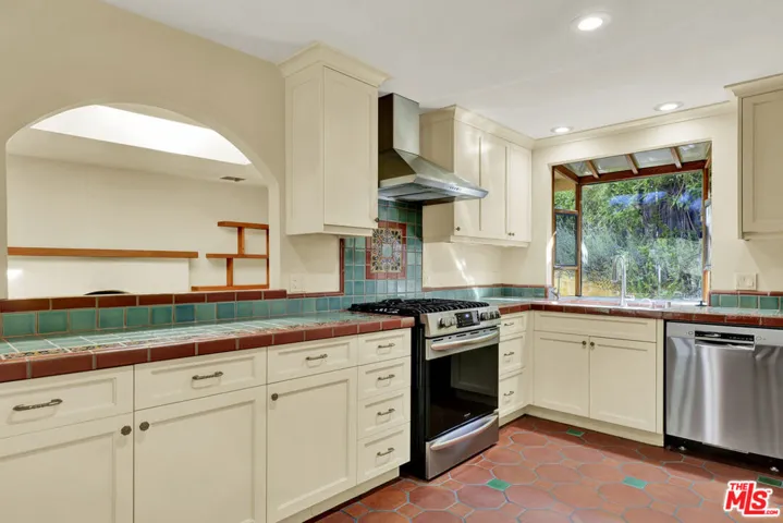 21652 Encina Road, Topanga, California 90290