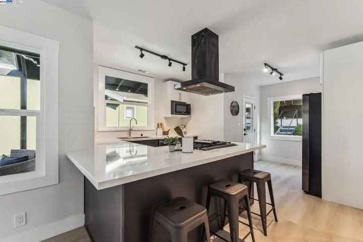 721 Mandana Blvd, Oakland, California 94610