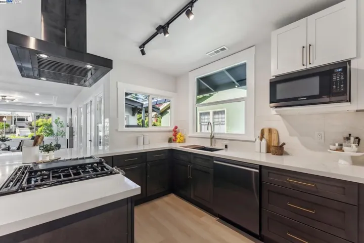 721 Mandana Blvd, Oakland, California 94610