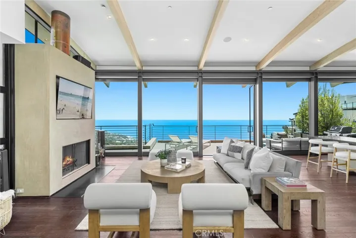 Pacific Ocean, canyon and city-light views lend enchantment to dinner parties and relaxed evenings.