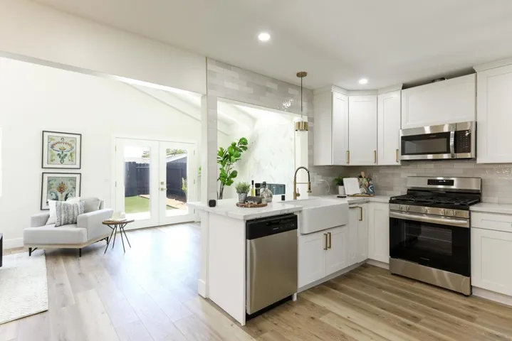 10967 Salinas Way, San Diego, California 92126