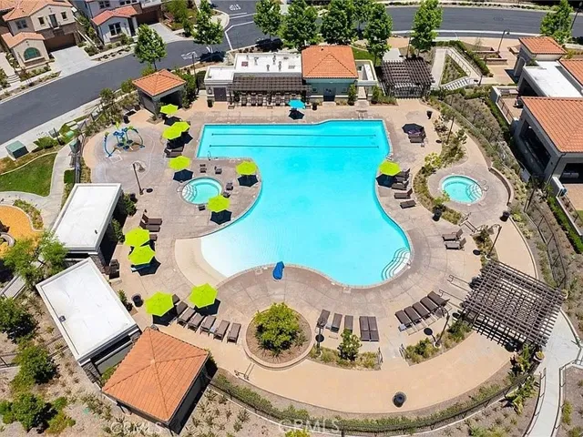 Association pool, spa, clubhouse, cooking and BBQ areas.