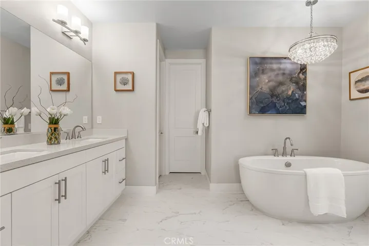 Spacious modern bathroom.