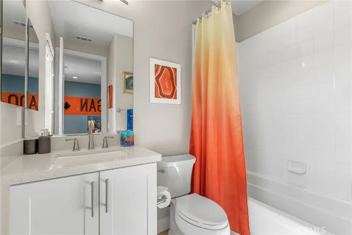 Attached shower tub batheroom
