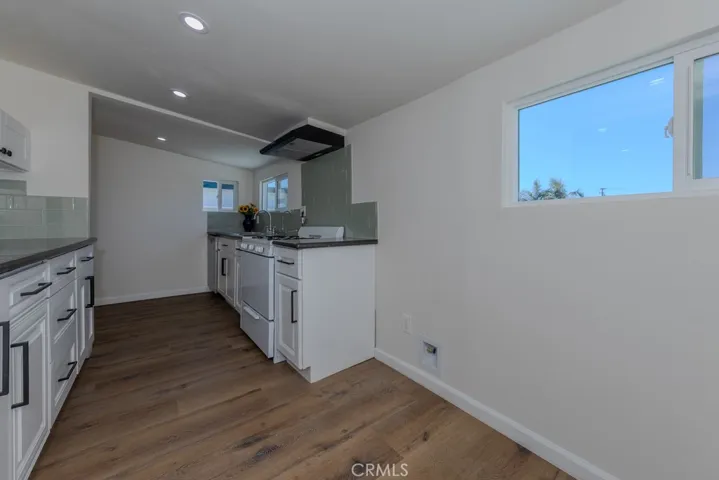  Beautiful Kitchen with Great Cabinet Space