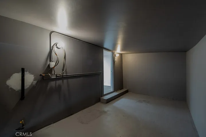 Garage with Laundry Hookups Back House
