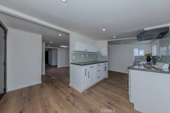 Modern Kitchen Flows to Living Spaces