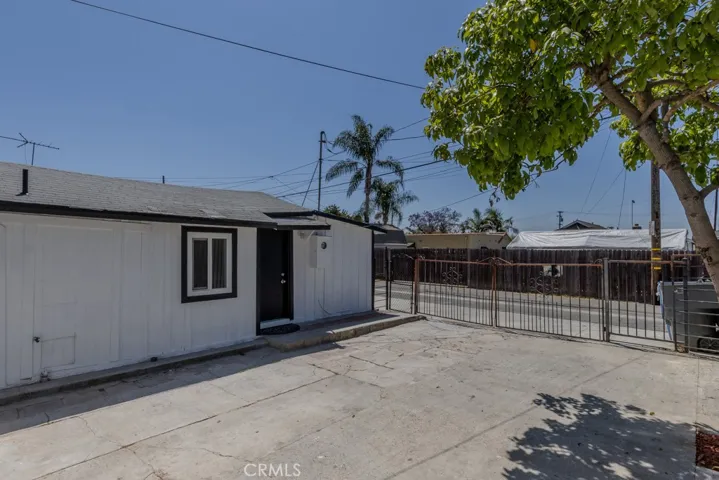 Gated Back House