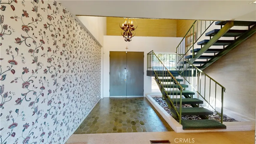 2440 San Antonio Crescent E, Upland, California 91784