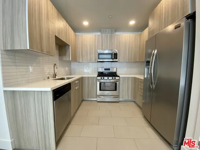1232 N Kings Road 102, West Hollywood, California 90069