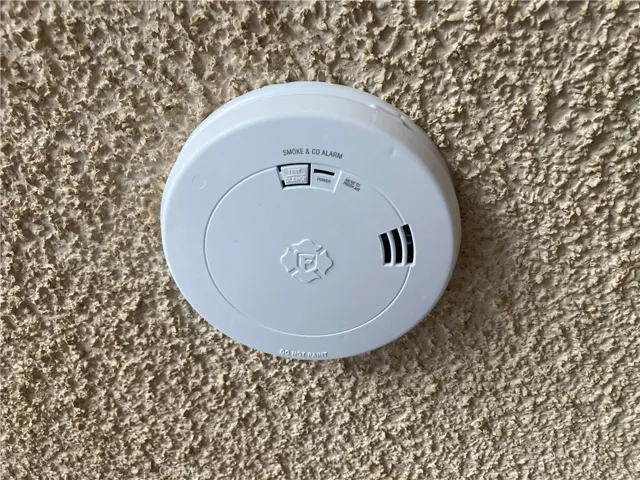12091 Lee's Donut Dine-in Carbon Monoxide Detector