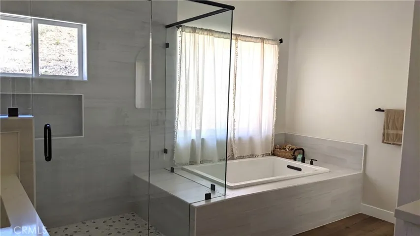 Primary suite tub & shower