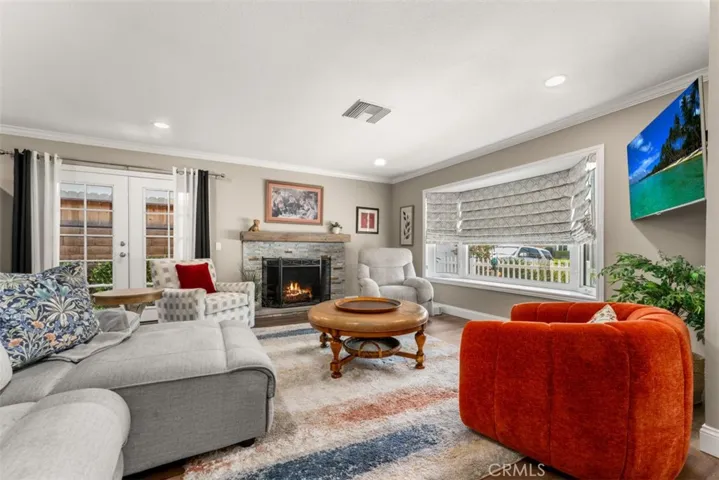 SPACIOUS LIVING ROOM