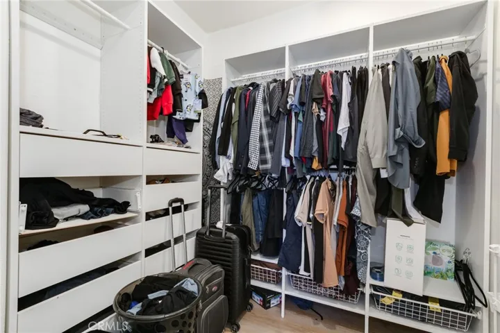 Main bedroom : two walk-in closets with built-in organizers