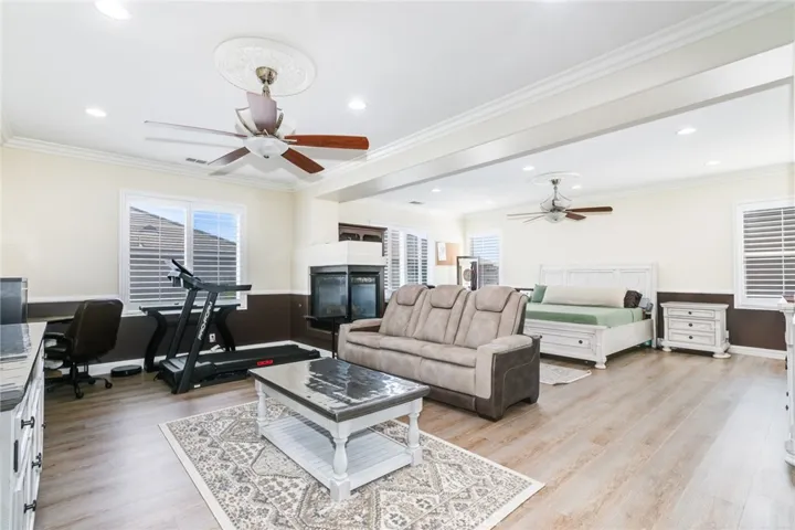 Main huge bedroom with two ceiling fan crown molding