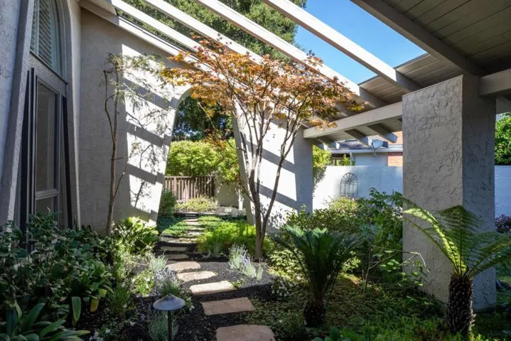 1370 Pritchett Court, Los Altos, California 94024