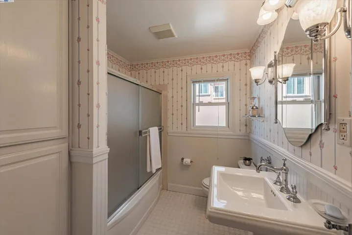 Full Bathroom 3