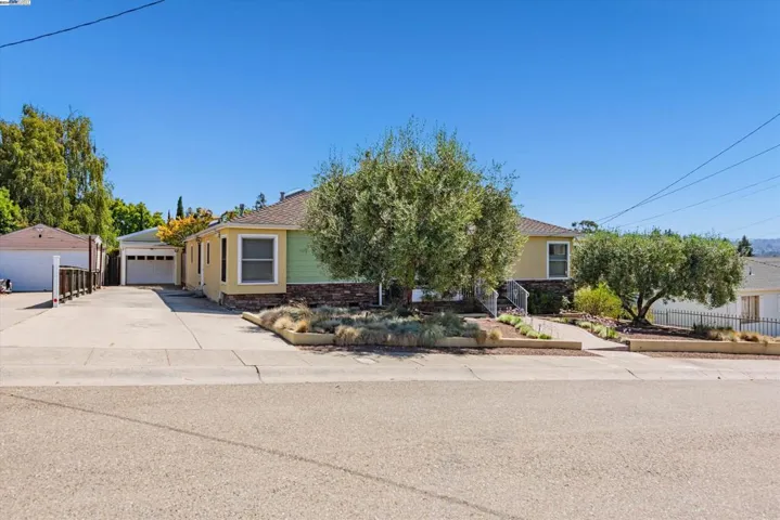 2 Car Garage (possible ADU) w/RV Parking