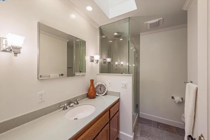 Full Bathroom 2 in Jr Suite