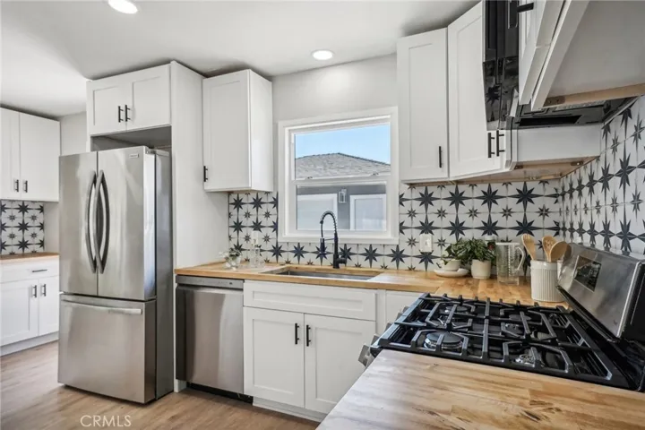 Beautiful splash tiles and lots of cabinets