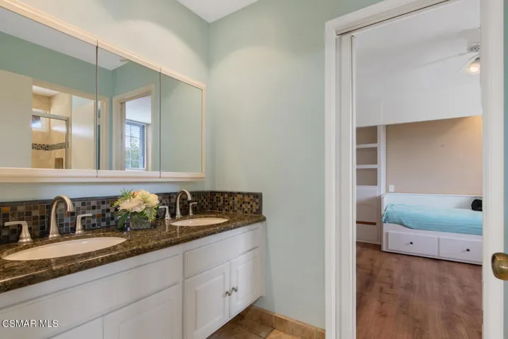 Shared Bathroom (Dual Vanity)